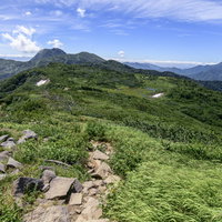 火打山稜線から見える日本百名山・妙高山の登山道風景の写真