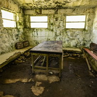 日本百名山・久住山の朽ちた避難小屋の廃墟内部の写真