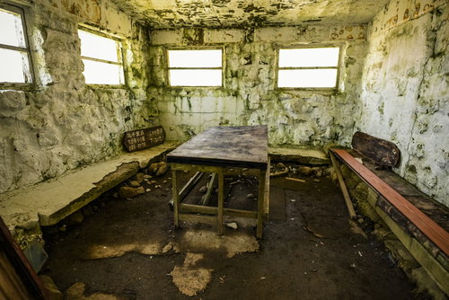 日本百名山・久住山の朽ちた避難小屋の廃墟内部