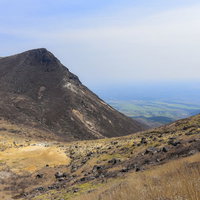 久住別れ避難小屋と久住山山頂の景色（大分県竹田市、100名山）の写真