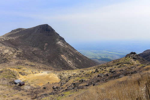 久住別れ避難小屋と久住山山頂の景色（大分県竹田市、100名山）