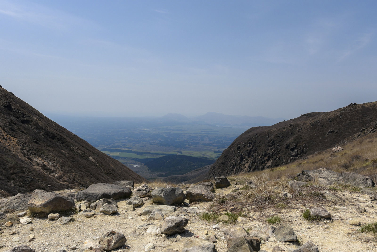 久住山の登山道から遠方に霞む阿蘇の山並みを望む風景