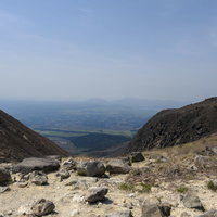 久住山の登山道から遠方に薄く見える阿蘇の山々の写真