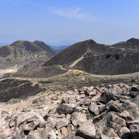 久住山、三俣山と九州本土最高峰中岳の火山荒野の写真