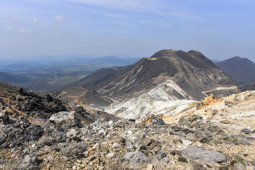 久住山と三俣山、麓に広がる街並みを見下ろす景観