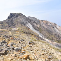 久住山久住別れ避難小屋方面への登山道と火山岩の景色（大分県）の写真