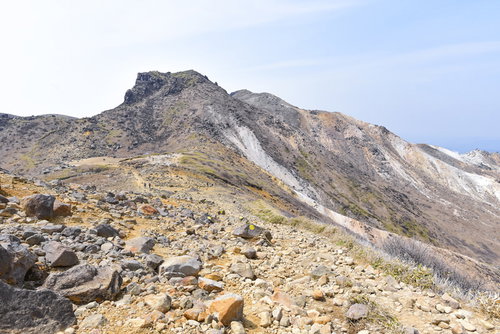 久住山久住別れ避難小屋方面への登山道と火山岩の景色（大分県）