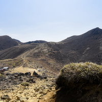 日本百名山・久住山山頂と火山地帯の避難小屋（大分県）の写真