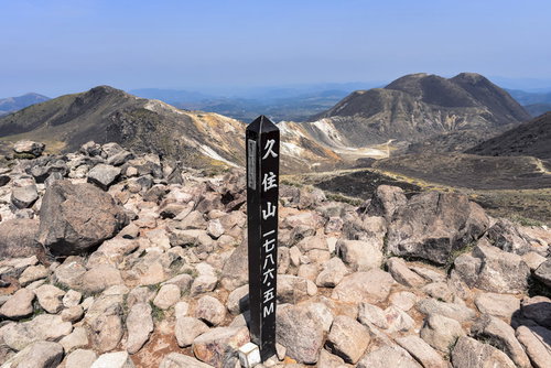 大分県の久住山山頂に立つ黒い山頂標と碑、九重連山