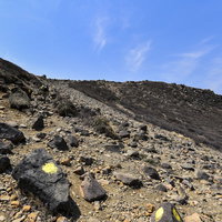 久住山山頂へ向かう登山道、火山岩が散らばる大分県の登山風景の写真