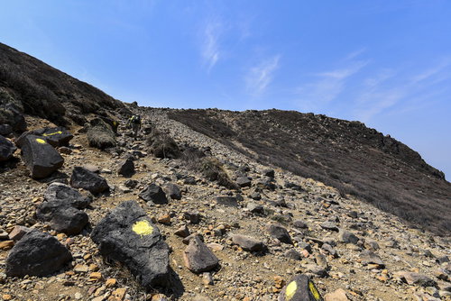 久住山山頂へ向かう登山道、火山岩が散らばる大分県の登山風景