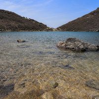 久住山御池に積み重なった岩と真っ青な水、火山湖の景観（大分県）の写真