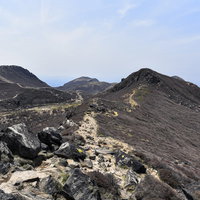 久住山と星生山方面の荒々しい火山地形と登山道の写真