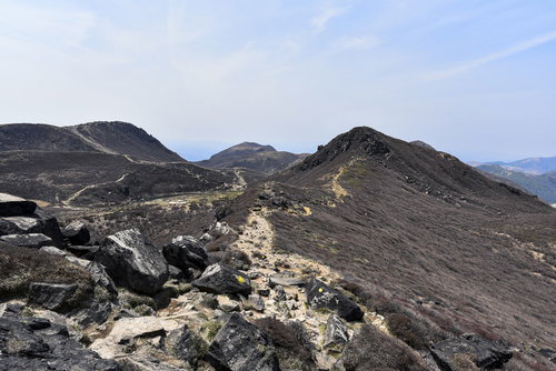 久住山と星生山方面の荒々しい火山地形と登山道