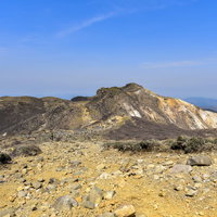 火山としての姿が目立つ久住山の茶褐色稜線（大分県）の写真