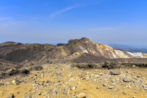 火山としての姿が目立つ久住山の茶褐色稜線（大分県）