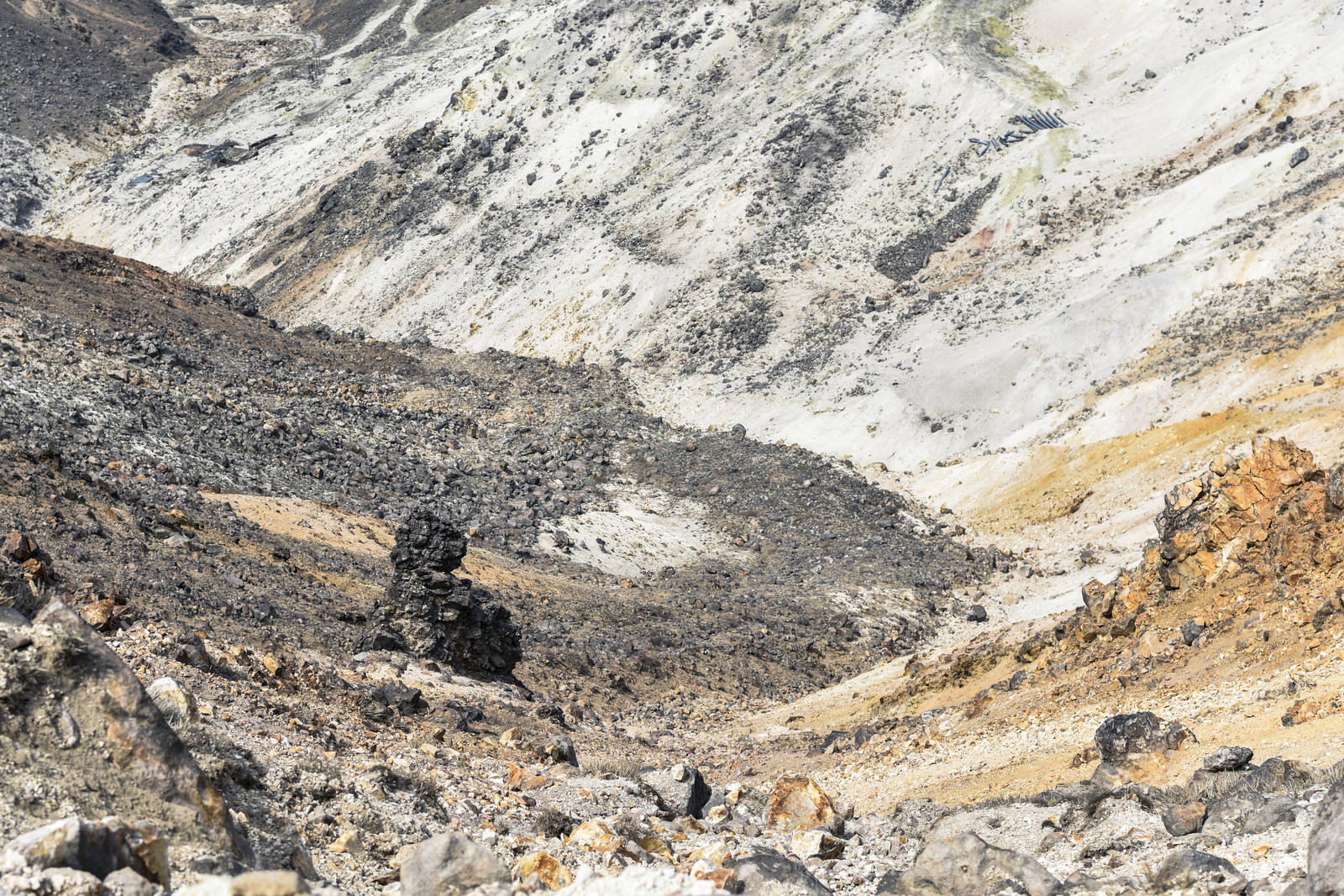 大分県の久住山で撮影された火山性の荒涼とした山肌の風景