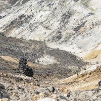 大分県の火山らしい景色が広がる久住山の山肌の写真