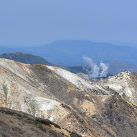 白い煙を上げる久住山の稜線（大分県・日本百名山）の写真