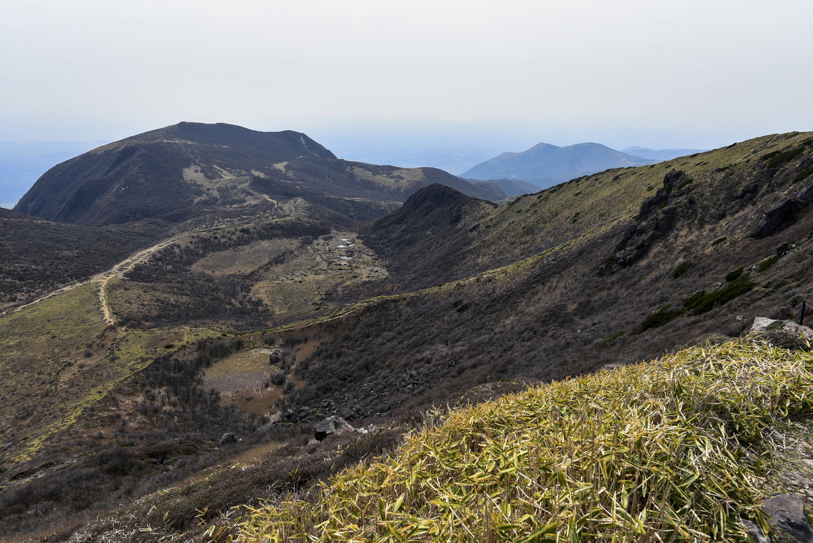 牧ノ戸峠から見る九重連山の雄大な山岳風景と登山道