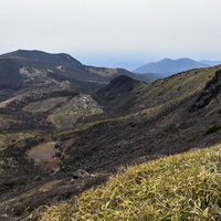 牧ノ戸峠から見た九重山の火山群峰の景色と登山道の写真