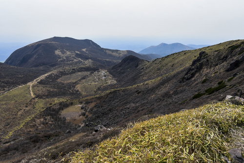 牧ノ戸峠から見た九重山の火山群峰の景色と登山道