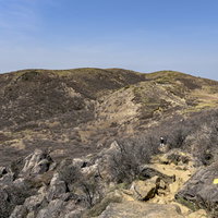 荒涼とした山肌が続く久住山（くじゅうさん）の登山道の写真