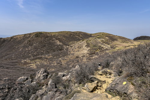 荒涼とした山肌が続く久住山（くじゅうさん）の登山道