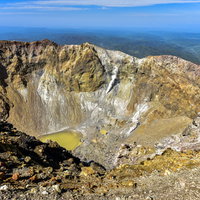 日本百名山・雌阿寒岳の巨大な火口と緑色の火口湖の写真