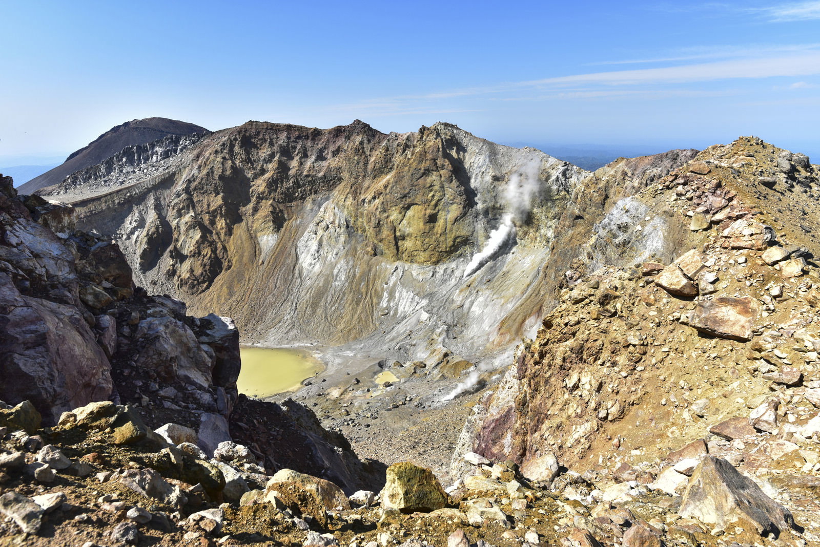 雌阿寒岳の火口壁と火口湖