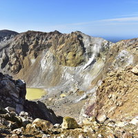 雌阿寒岳火口壁の大パノラマの写真
