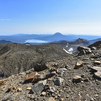 日本百名山・雌阿寒岳の山頂に積み重なる瓦礫の写真