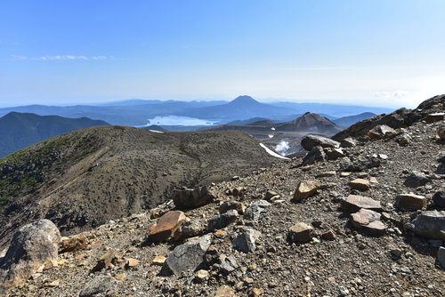 日本百名山・雌阿寒岳の山頂に積み重なる瓦礫