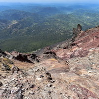 日本百名山・雌阿寒岳の阿寒富士の絶壁と山並みの写真