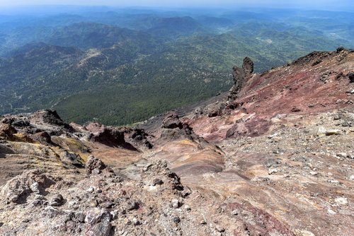 日本百名山・雌阿寒岳の阿寒富士の絶壁と山並み