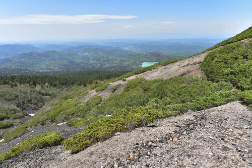 阿寒富士中腹から見るオンネトーと雌阿寒岳