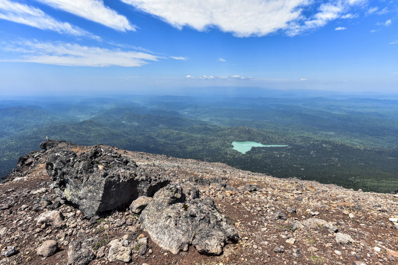 阿寒富士山頂の岩場から望むオンネトー湖と雌阿寒岳の景色