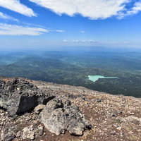 阿寒富士山頂から見るオンネトーと雌阿寒岳の地平線の写真
