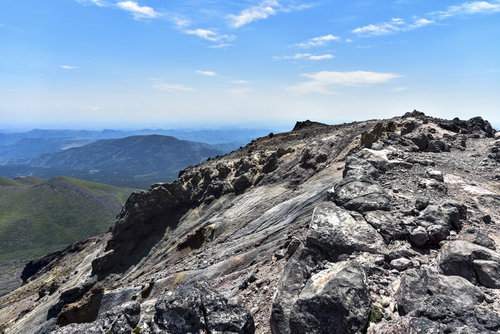 雌阿寒岳の阿寒富士山頂に広がる溶岩が固まった岩場
