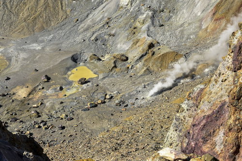雌阿寒岳の活火山お釜の底の岩石と硫黄成分