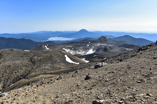 雌阿寒岳の山頂から望む阿寒湖方面の景観と火山地形