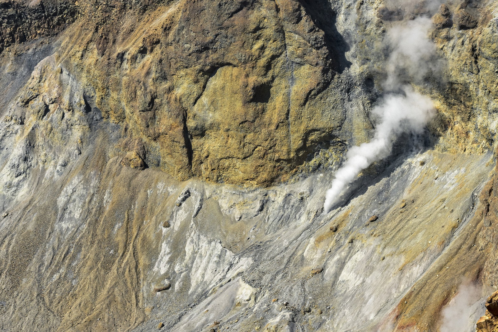 雌阿寒岳の岩壁から吹き上がる噴気