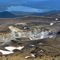 日本百名山の雌阿寒岳、活火山が作る荒涼とした大地の写真