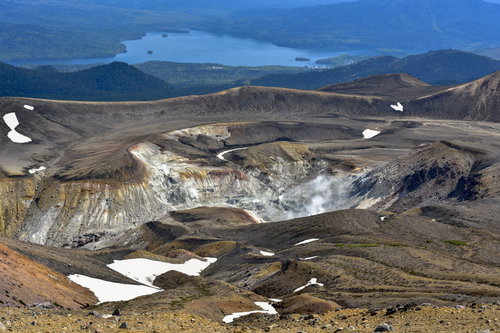 日本百名山の雌阿寒岳、活火山が作る荒涼とした大地