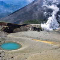 雌阿寒岳の青池と火山地形・火口湖の絶景、火山活動による自然の造形美の写真
