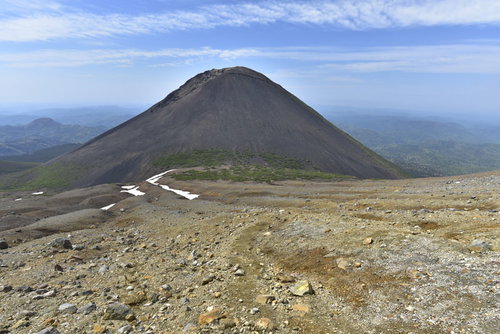 雌阿寒岳中腹からみる円錐形の阿寒富士と火山地帯の景観