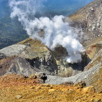 日本百名山・雌阿寒岳中腹から湧き上がる噴気と火山ガスの写真