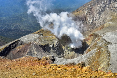 日本百名山・雌阿寒岳中腹から湧き上がる噴気と火山ガス