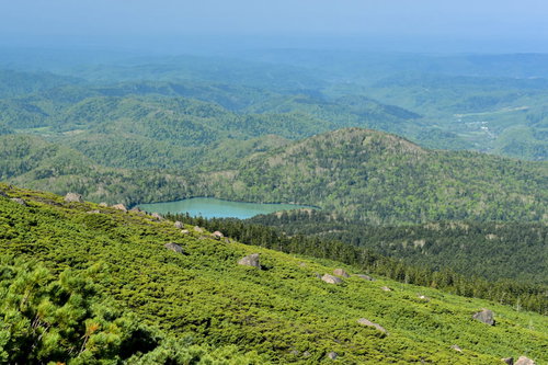 雌阿寒岳中腹から見るオンネトー方面の山岳風景