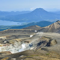 雌阿寒岳山頂からのパノラマ風景 北海道の活火山が織りなす火山地形の写真